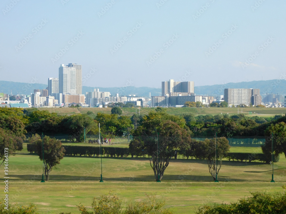 Obraz premium 淀川右岸から寝屋川市香里新町・香里南之町方面を望んだ風景(大阪府高槻市で2020年11月撮影)