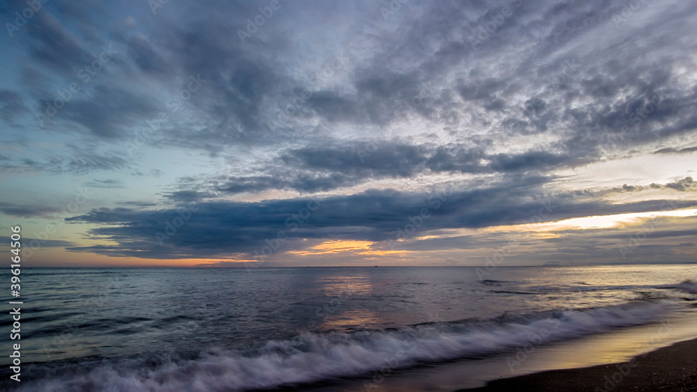 Fototapeta premium bonito amanecer en una playa de Marbella, Andalucía