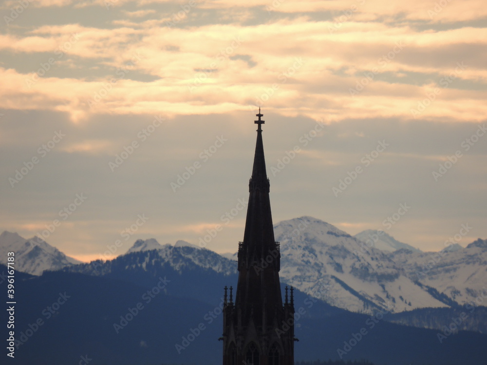 Obraz premium Church and alps in munich