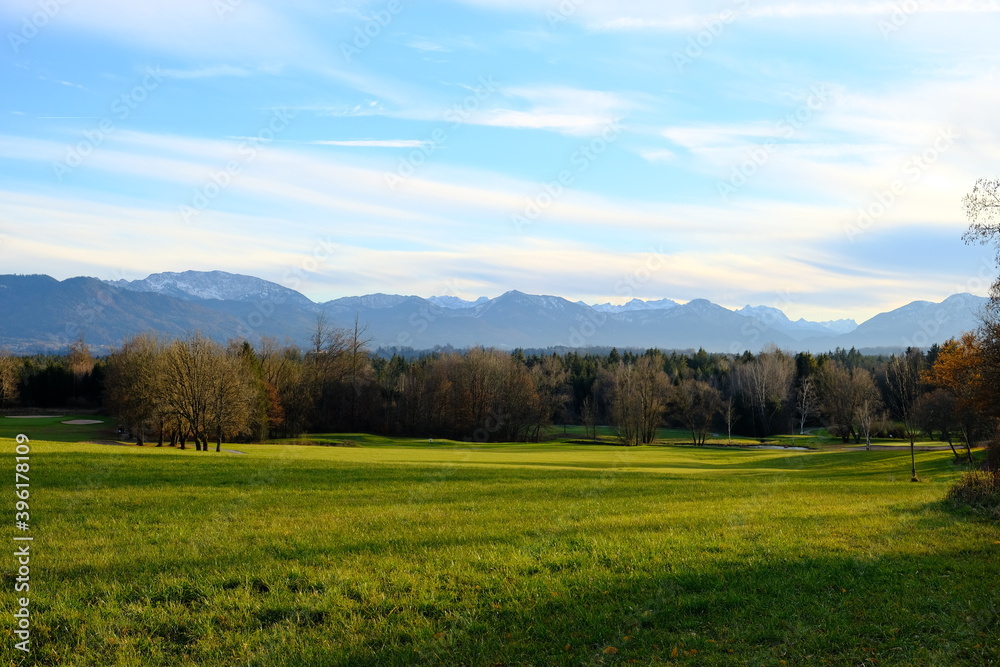 Obraz premium Blick über den Golfplatz von Beuerberg in Richtung Alpen