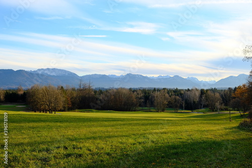 Blick über den Golfplatz von Beuerberg in Richtung Alpen