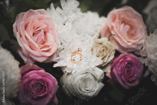 bouquet of roses with wedding rings - var 2