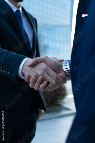 Dos hombres de negocios dándose la mano photo
