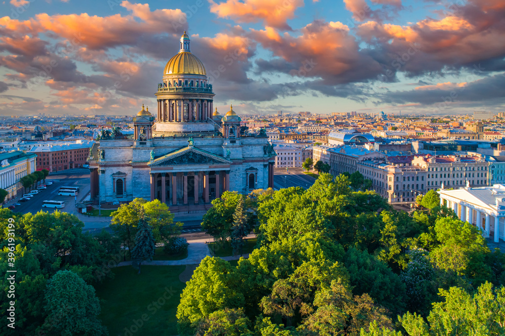 Obraz premium Saint-Petersburg from drone. St. Isaac Cathedral against beautiful sky. Summer in Russia. Aerial panorama of Petersburg against the background of multicolored clouds. Architecture Of St. Petersburg.