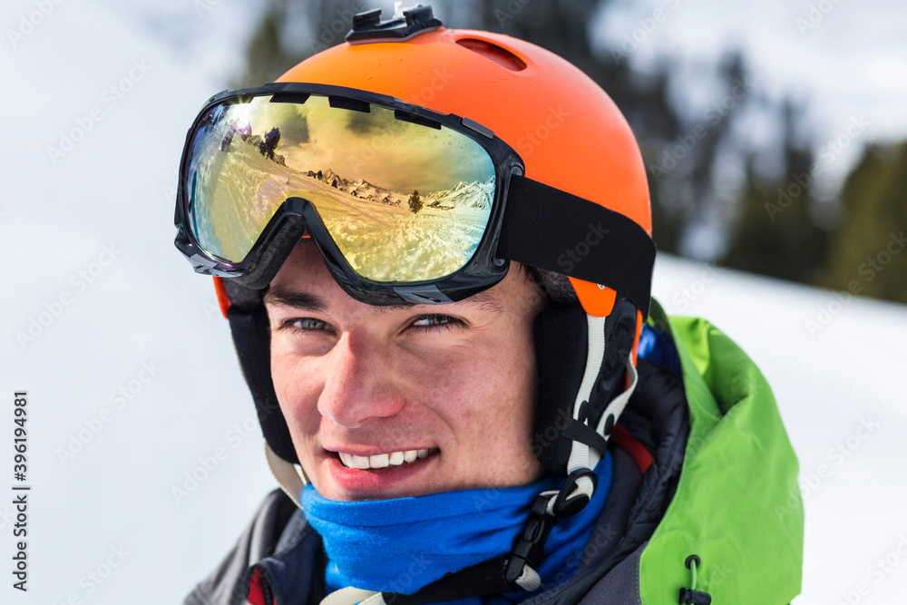 Österreich, Stubaier Alpen, Sellrain, Kühtai, Snowboarder mit Spiegelung in der Skibrille
