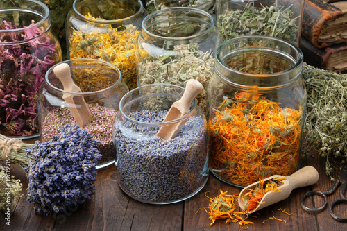 Fotografía Glass jars of dry lavender and calendula flowers