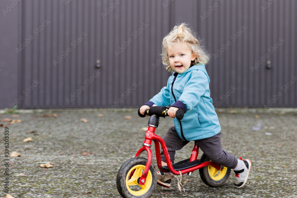 enfant fille roulant en draisienne enfant fille roulant en draisienne
