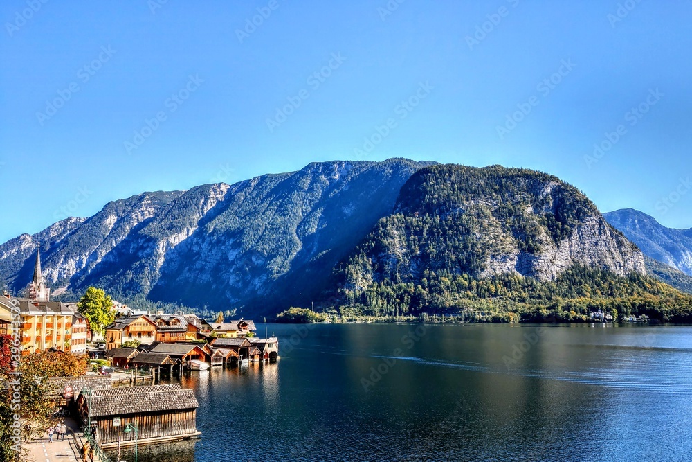 Hallstatt is a completely amazing town in Austria, hidden between the mountains and Lake Hallstattersee.