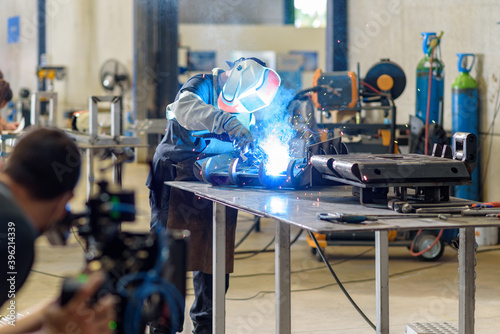 trabajador mecánico metal en taller con herramientas profesionales de corte y soldadura