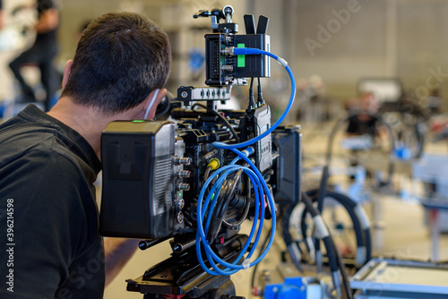Camarógrafo con cámara de cine digital en taller industrial de siderurgia