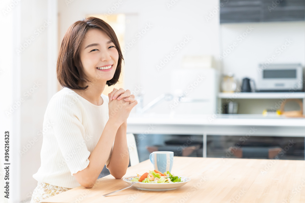 サラダを食べる女性