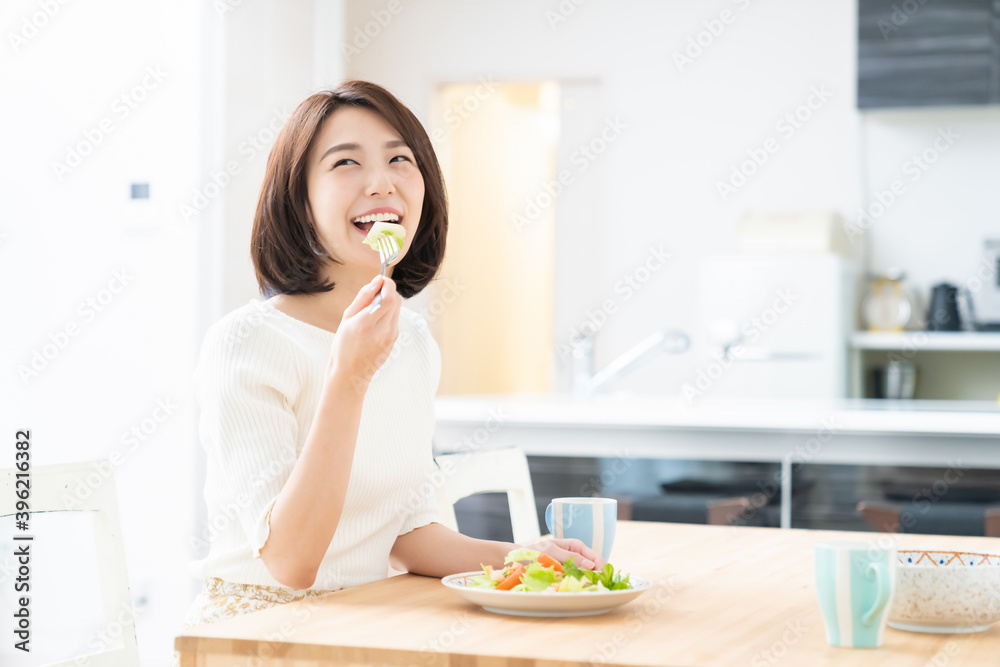 サラダを食べる女性