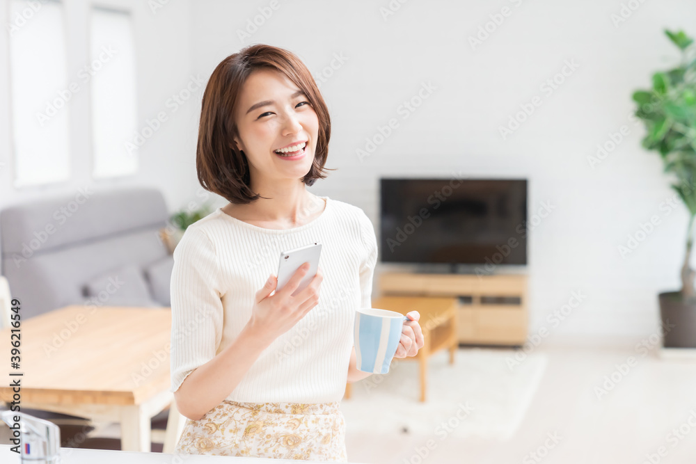 スマホを見る女性 スマホを見る女性