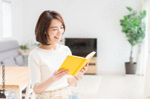 本を読む女性