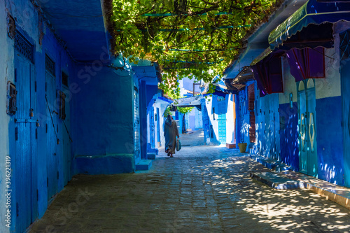 Walking in the street of Chefchaouen © Stefano Zaccaria