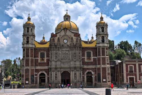 Fieles católicos rezando a las puertas de la antigua basílica de Guadalupe con las puertas cerradas durante confinamiento por coronavirus. La villa, ciudad de México