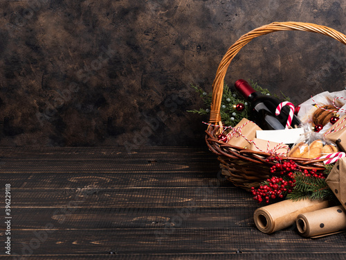 Canvas Print Bottles of red wine in Christmas basket
