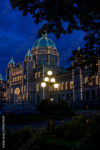 Fototapeta Naklejka Na Ścianę i Meble -  Beautiful shot of the Parliament building at night in Victoria, Canada