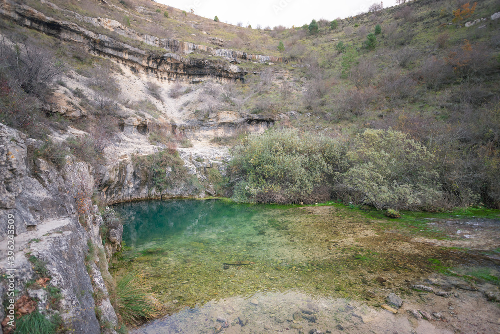 Pozo Azul en Covanera, valle del Río Rudrón. Tomada en el Pozo Azul, Burgos, en noviembre de 2020.