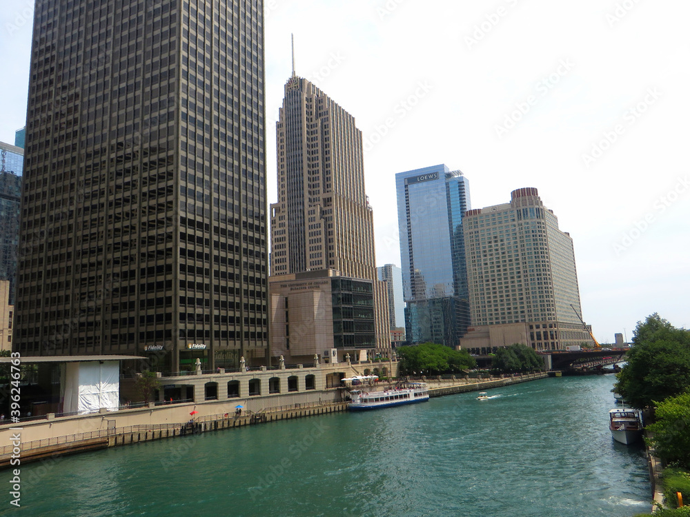 Naklejka premium Chicago River with boats and traffic in Downtown Chicago