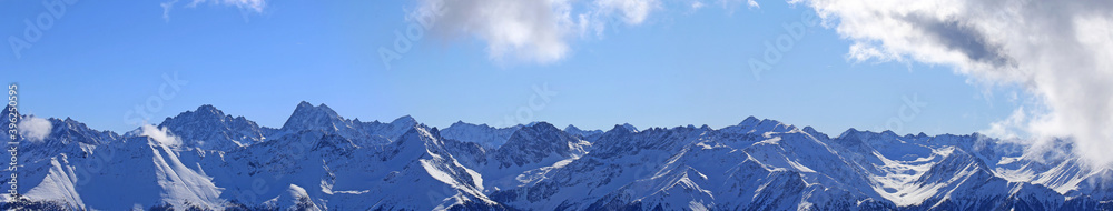 Alpenpanorama mit schneebedeckten Berggipfeln im Winter