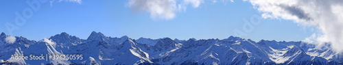 Alpenpanorama mit schneebedeckten Berggipfeln im Winter