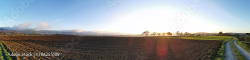 Panoramaaufnahme mit Acker und Nebel photo