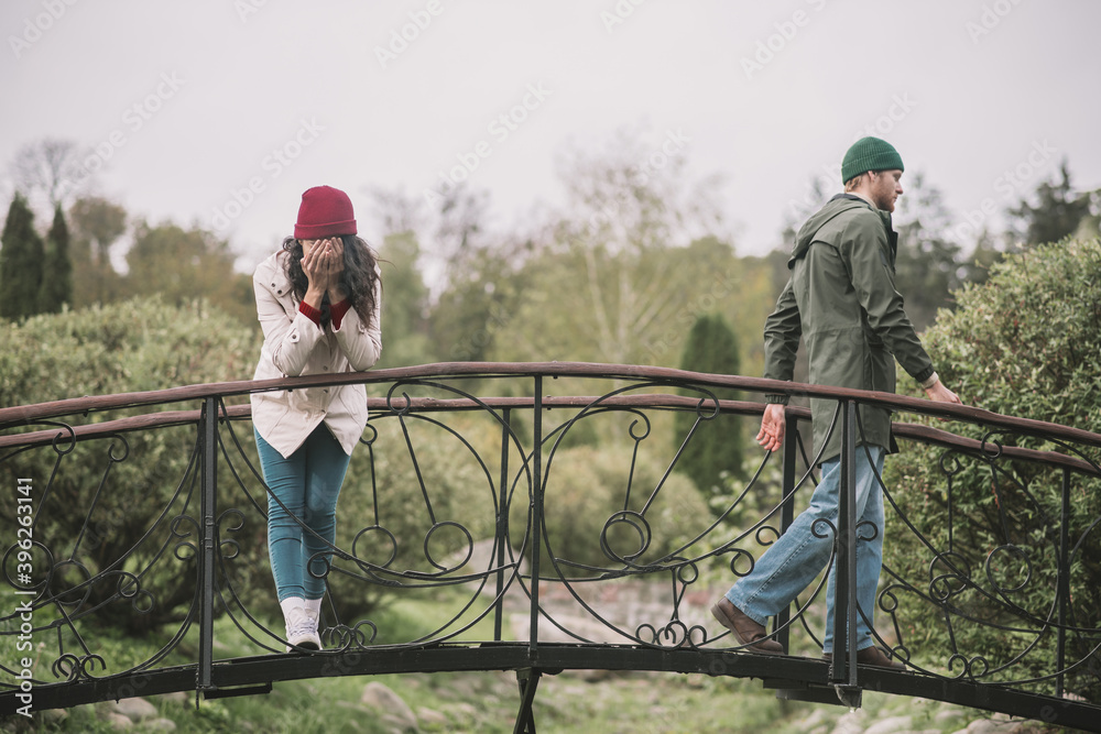© zinkevych - Woman crying after a disagreement with her partner