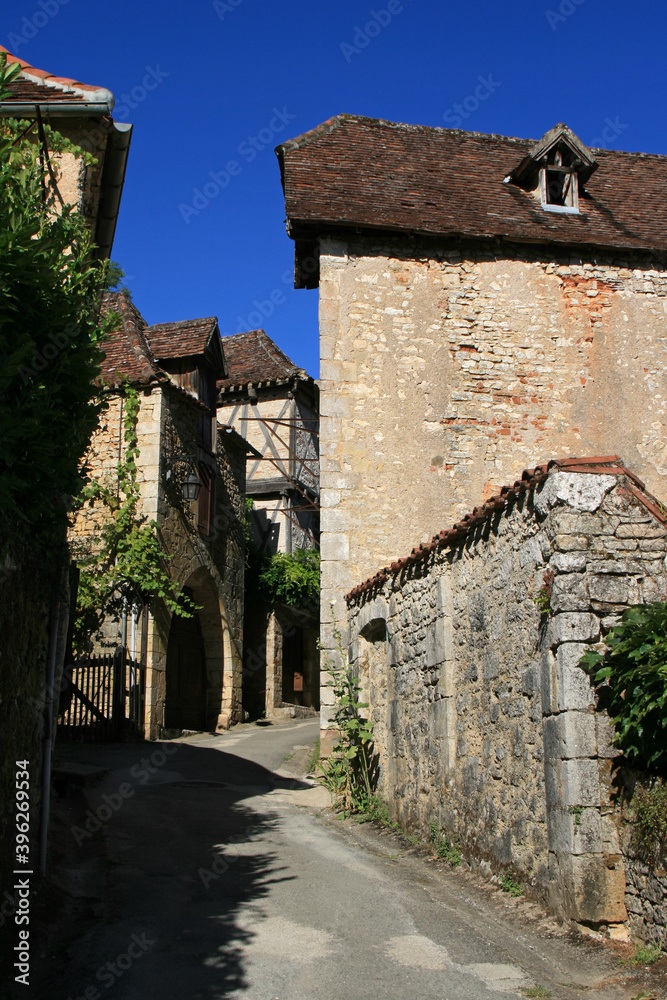 Fototapeta premium medieval houses and alley in saint-cirq-la-popie (france)