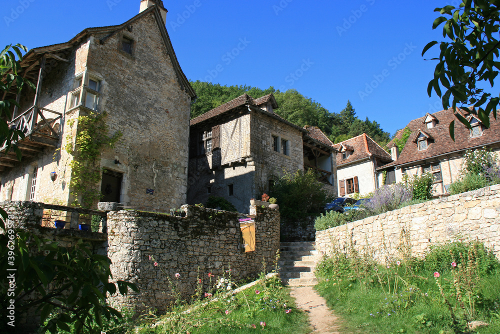 medieval houses in saint-cirq-la-popie (france)