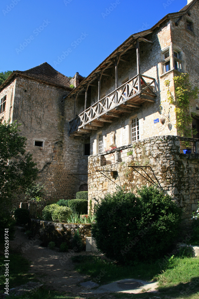 medieval houses in saint-cirq-la-popie (france)