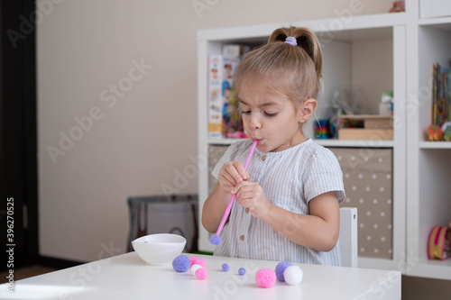 Fotografia Straw and pom pom counting game