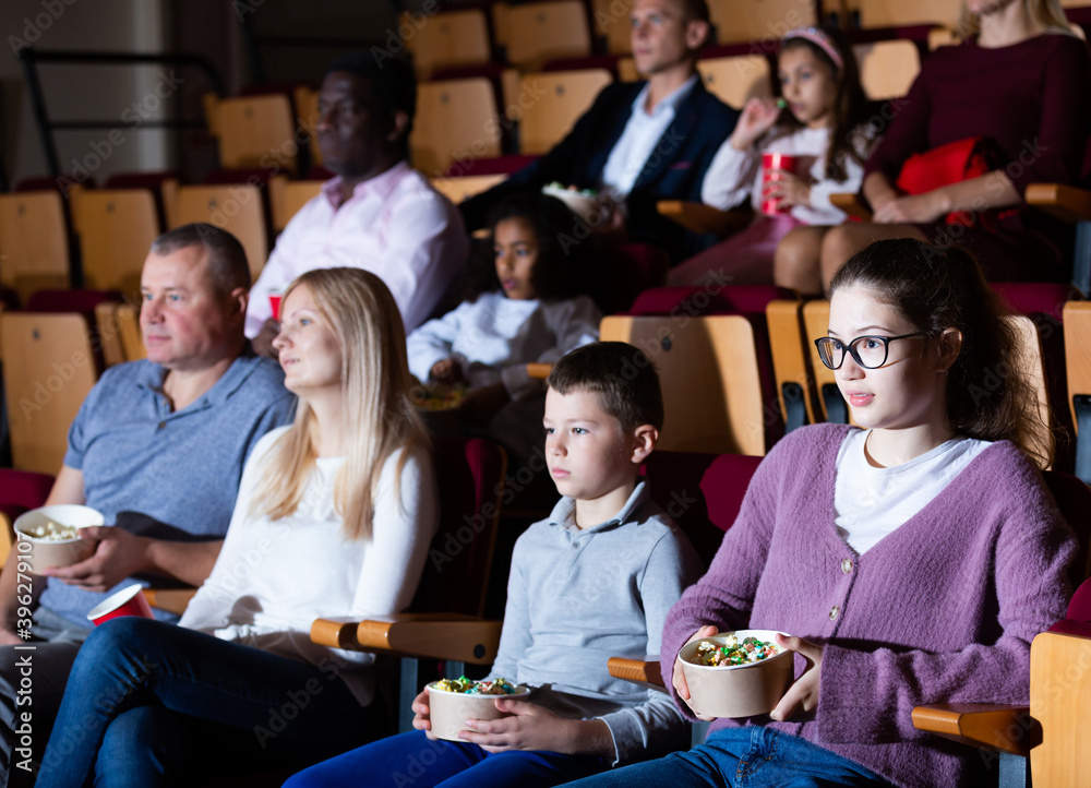 Obraz premium caucasian family sitting at premiere in cinema