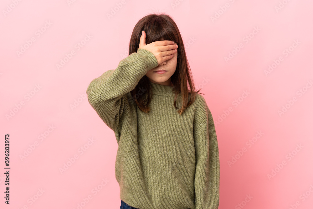 Obraz premium Little girl isolated on pink background covering eyes by hands. Do not want to see something