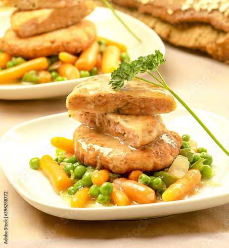 hamburguesas de pavo con verduras y salsa