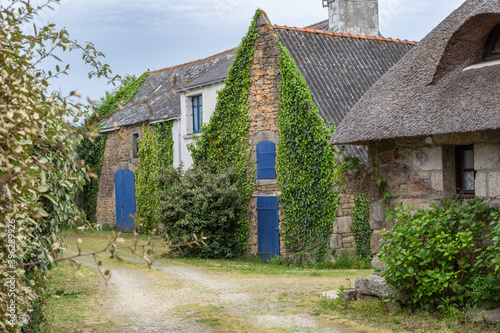 Les chaumières de Kerascoët en Bretagne, France photo