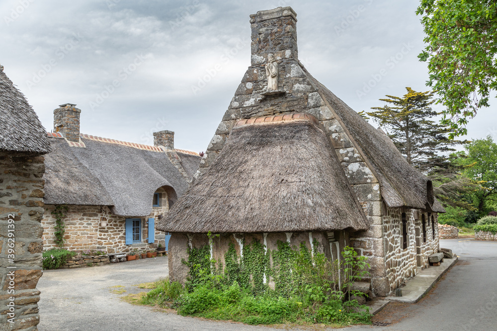 Les chaumières de Kerascoët en Bretagne, France