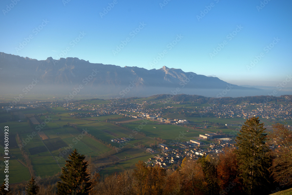 Fototapeta premium Blick übers Rheintal von Planken in Liechtenstein 11.11.2020