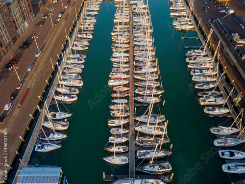 Fotografia aerial view of sailing boats in a row in the marina of Scheveningen; The Hague,
