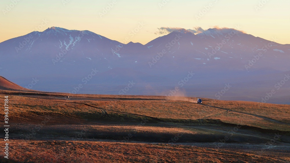 Obraz premium Autumn landscape and sunset over Mutnovsky volcano, Kamchatka, Russia