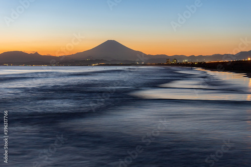 湘南海岸から波打ち際と富士山の夕焼け © Umibozze