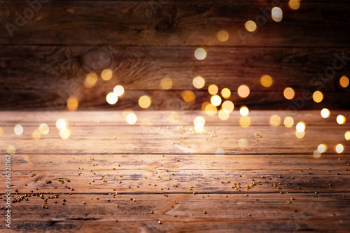 Rustikaler Holz Hintergrund mit Bokeh Lichtern - Weihnachten