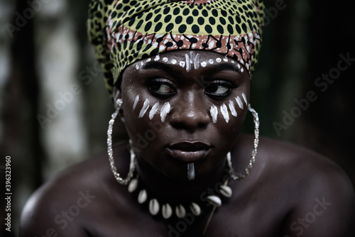 Canvastavla African woman sitting in the Aburi forest in Ghana with white painting on her fa