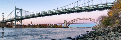 Obraz na plátně Hell Gate Bridge and Triborough Bridge at night, in Astoria, Queens, New York