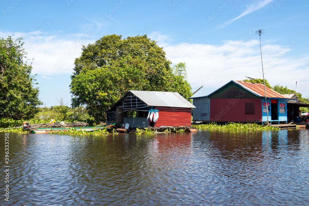 Fototapeta premium Maison flottante sur la rivière Sangker, Cambodge