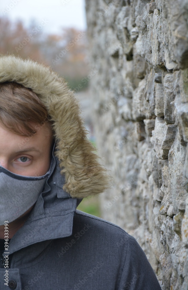 Obraz premium Guy leaning on the wall of the castle