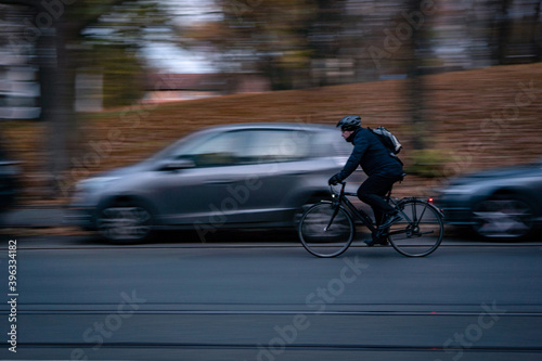 Fahrradfahrer fährt auf einer Straße. Pendler, Geschwindigkeit. Fahrrad. © Sebastian