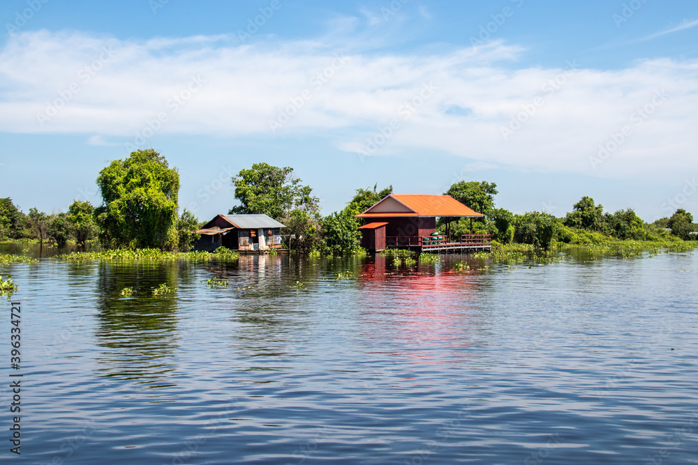 Maison flottante sur la rivière Sangker, Cambodge