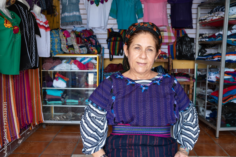 La mujer está en una tienda en el pueblo Maya de Santa Catarina Palopó en el lago atitlan Guatemala.	