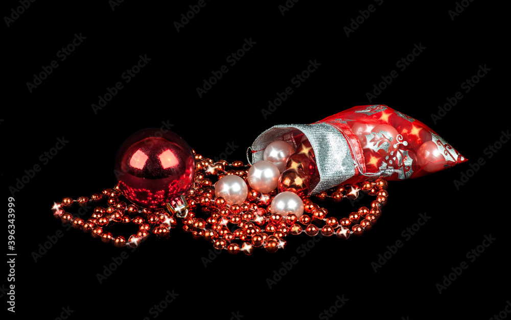 Fototapeta premium Christmas balls and beads on a black background